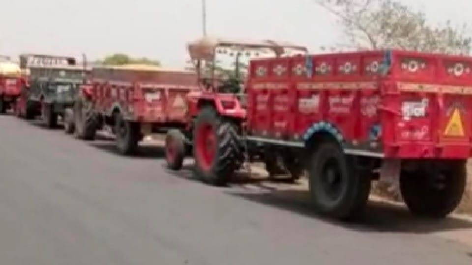 Sehore: Long queues of tractor-trolleys to sell wheat in agricultural produce market, farmers are getting upset in strong sunlight