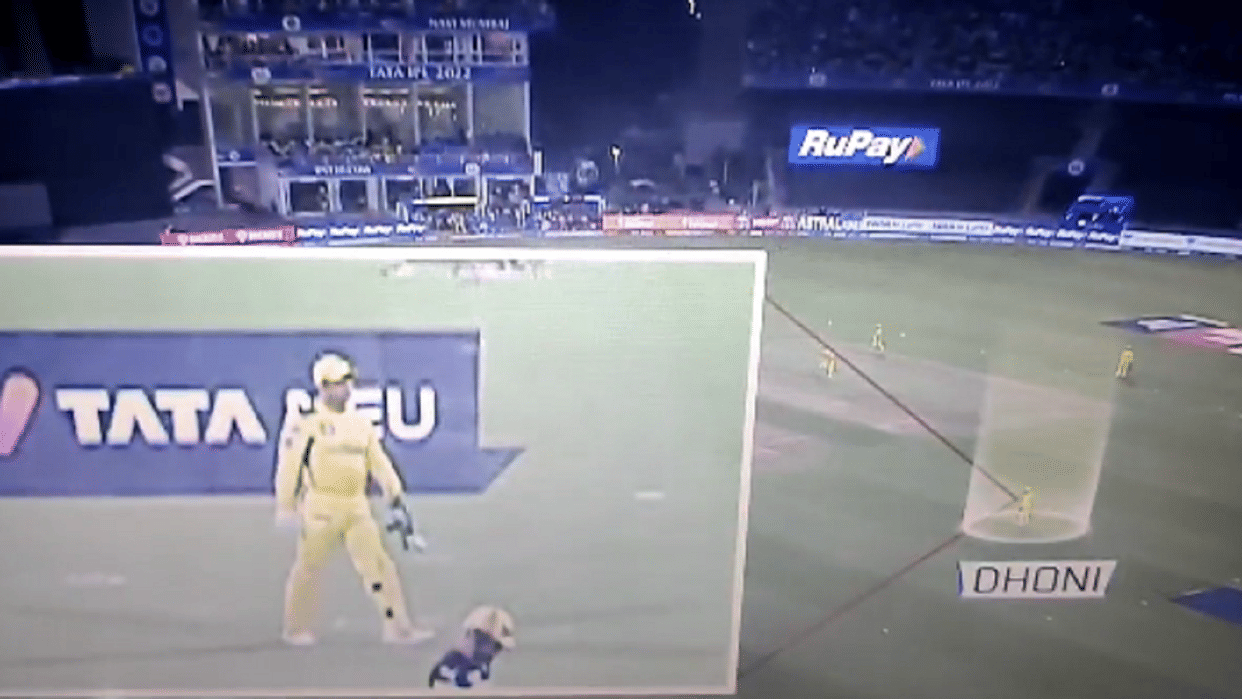 CSK vs RCB MS Dhoni last- minute field change traps Virat Kohli and gets his wicket, video goes viral