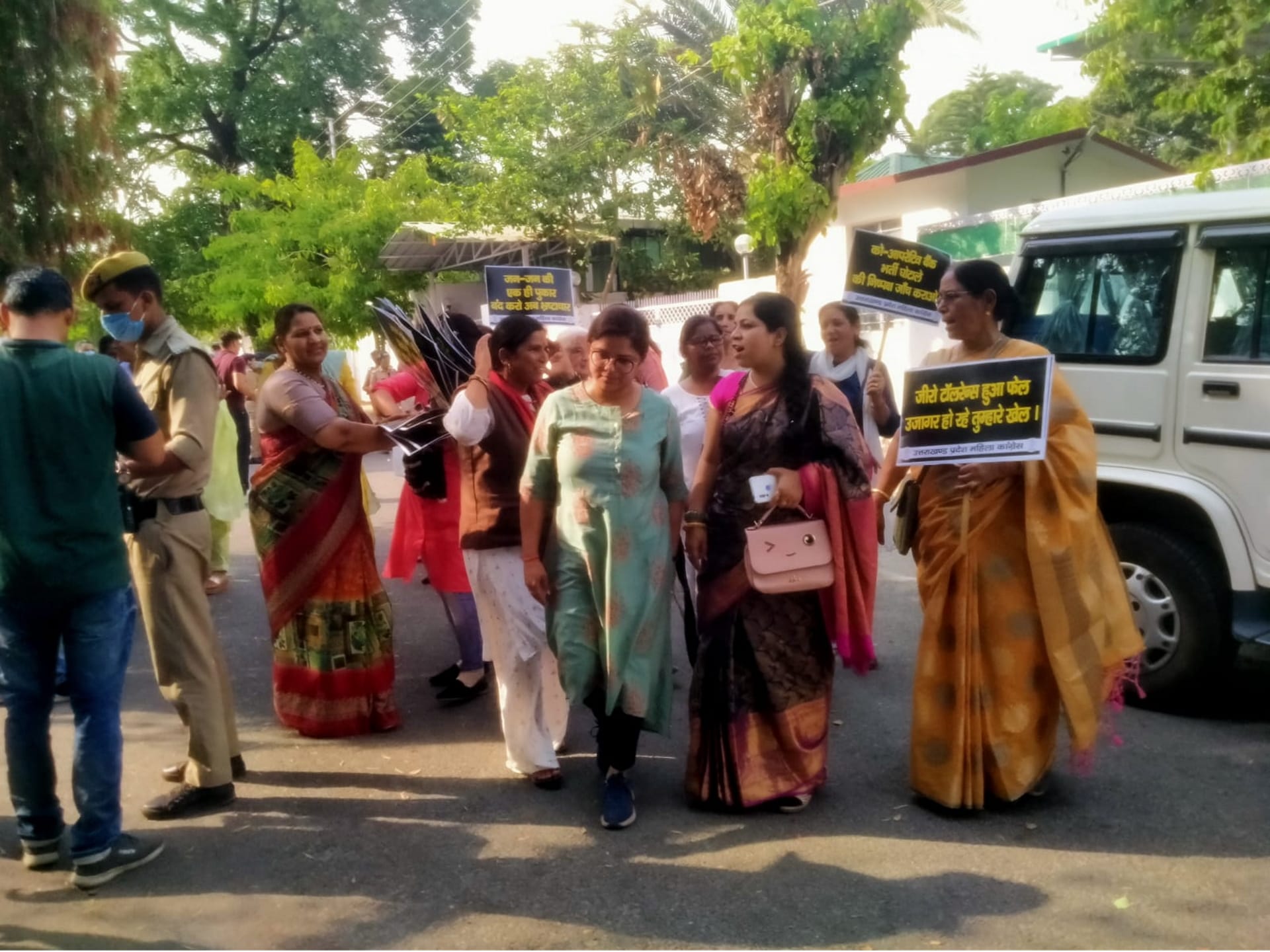 women congress workers protest against Cooperative Bank Recruitment scam case, See photos