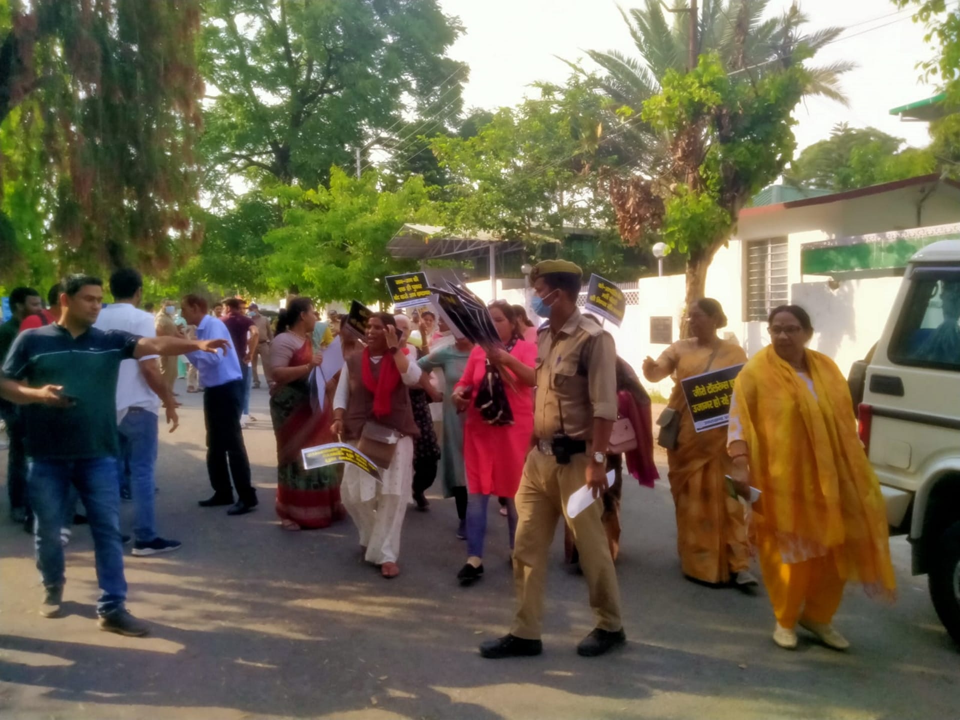 women congress workers protest against Cooperative Bank Recruitment scam case, See photos