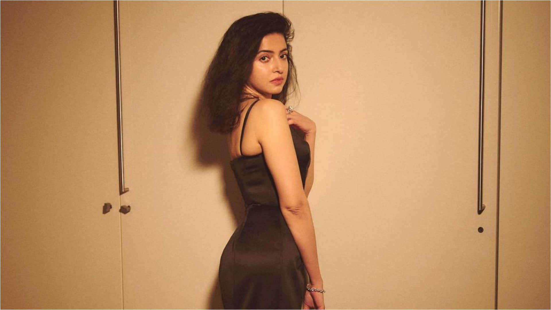 divya khosla kumar bare face no makeup wear black thigh high slit pose on bed
