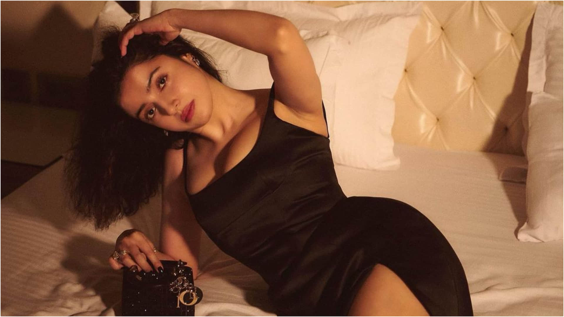 divya khosla kumar bare face no makeup wear black thigh high slit pose on bed