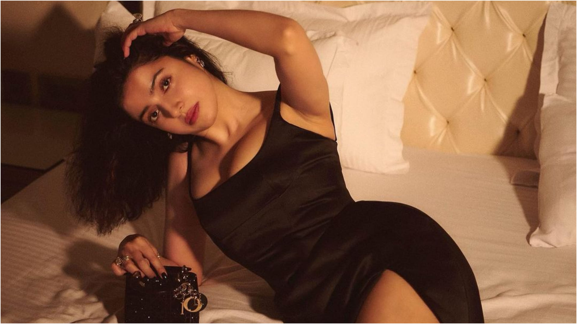 divya khosla kumar bare face no makeup wear black thigh high slit pose on bed