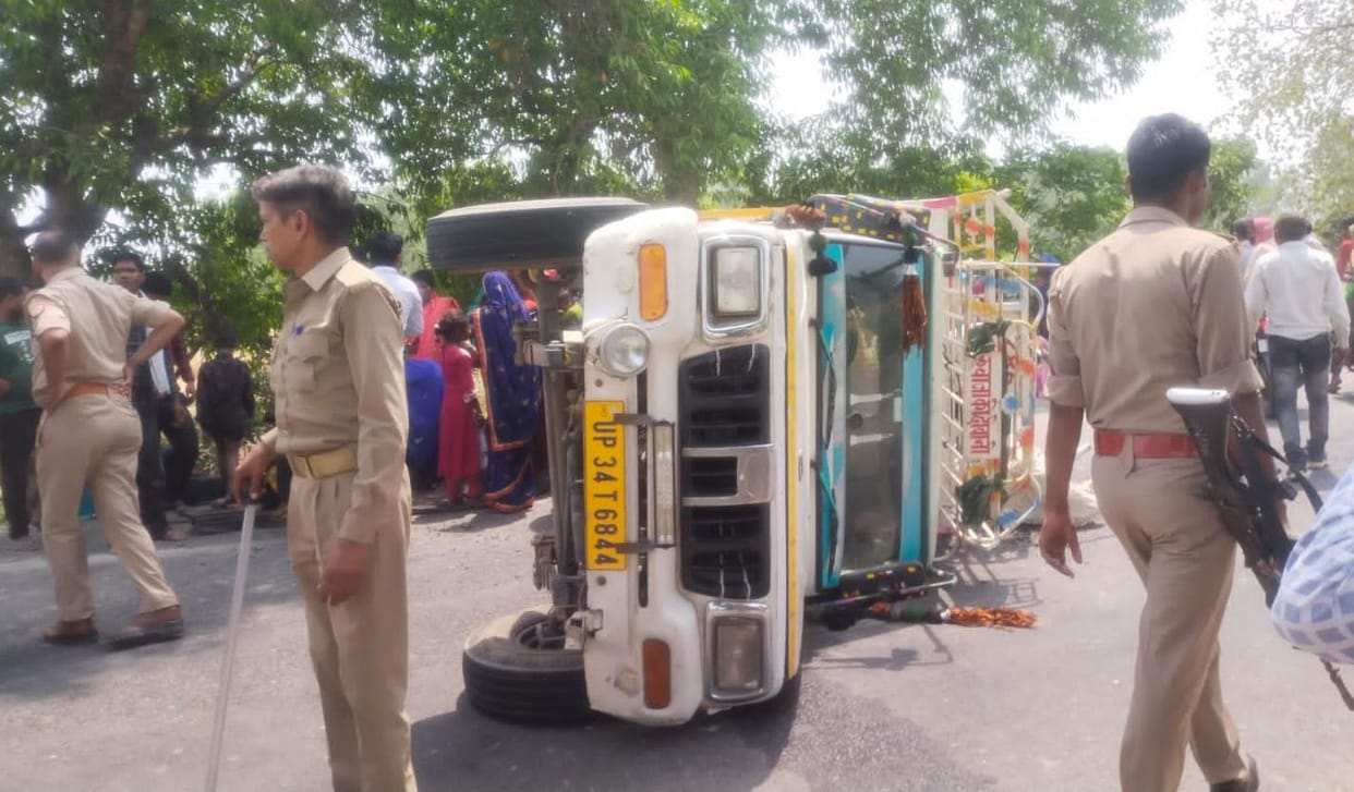 hardoi news,The pickup going to the Mundan ceremony overturned, 13 injured