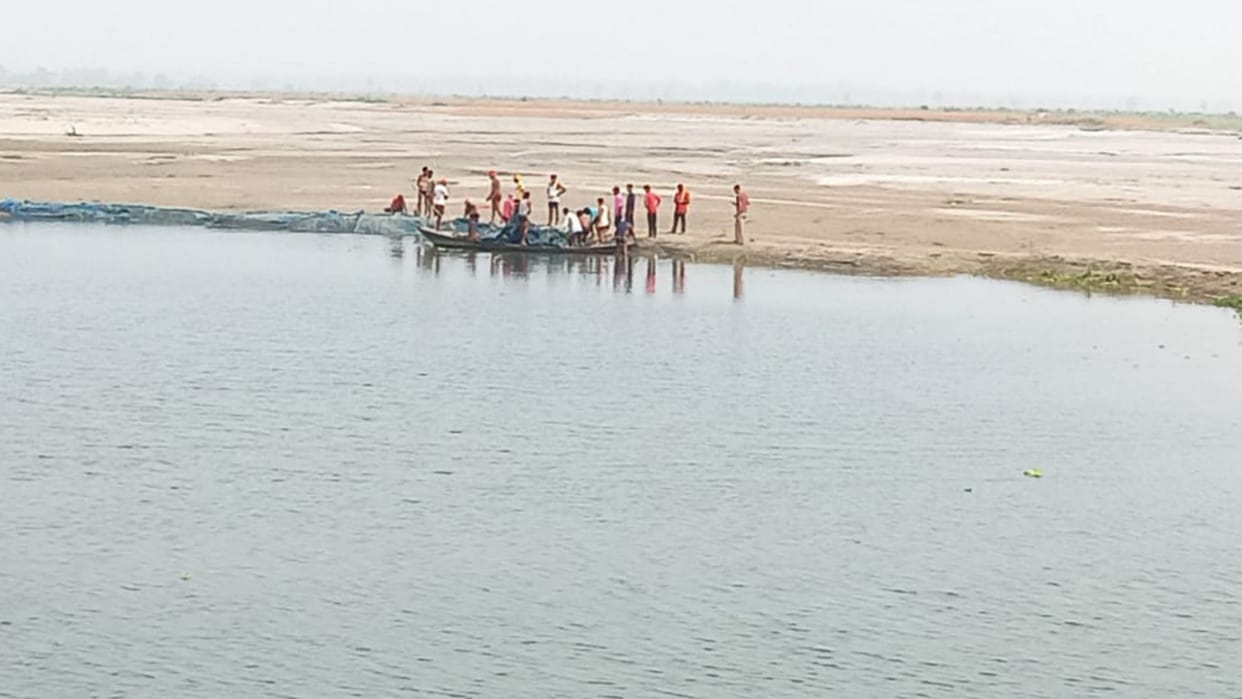 Boat overturned in saryu river in ballia 12 rescued but one girl missing when people returning from farm