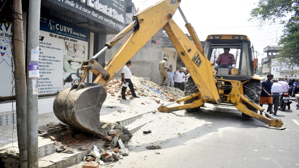 Shop workers clashed with SDM during removal of encroachment in Gorakhpur