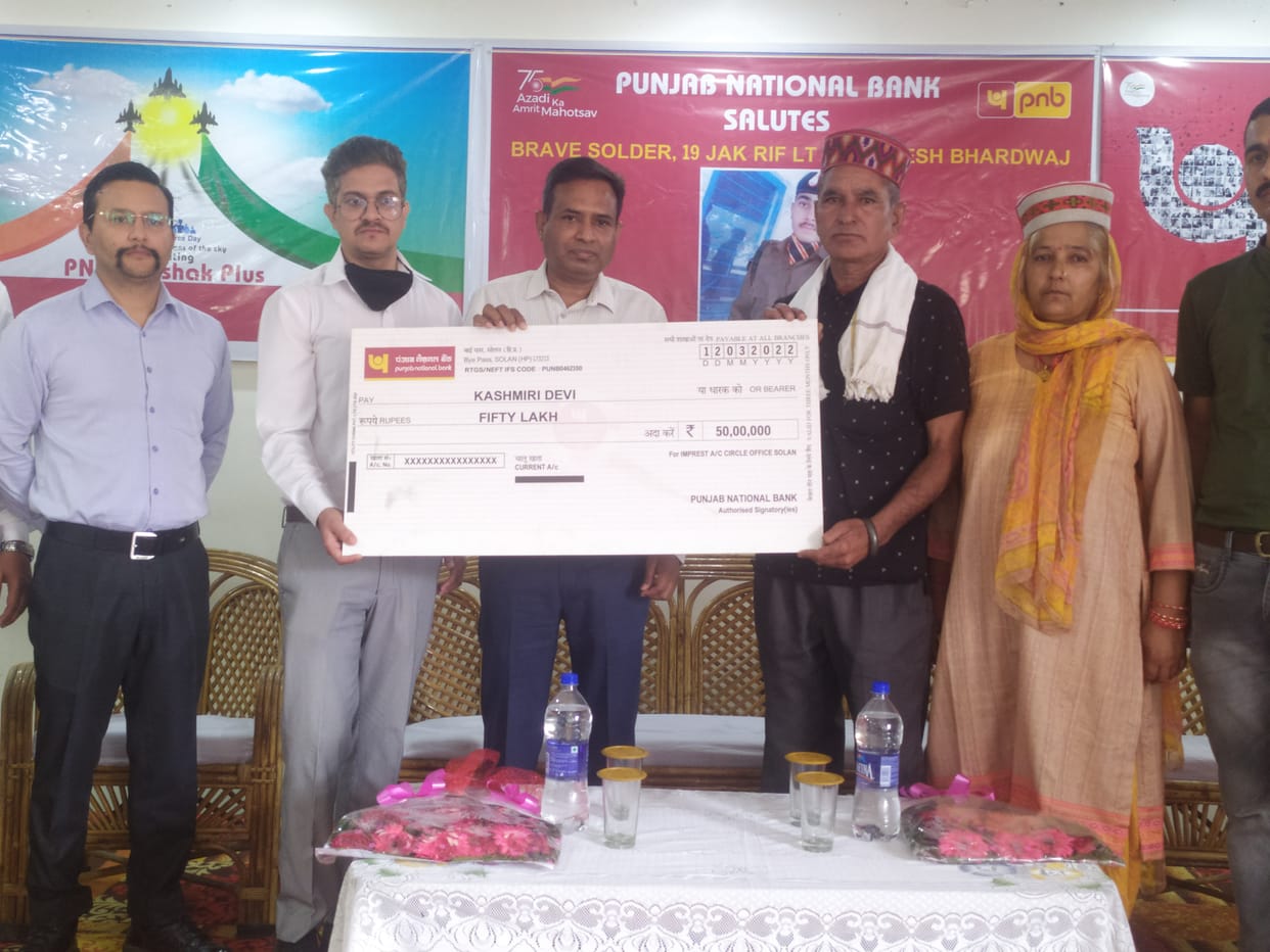 pnb gave 50 lakh rupees chek to sahid ankesh mother and father in village seyu gumarwin