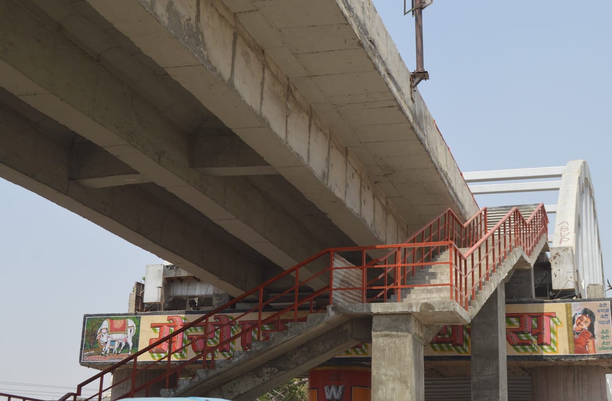 Hathras: Foot overbridge of pond overbridge has not started yet