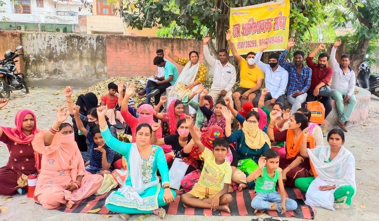 Rule 134A: Parents roared at DEO office demanding admission to eligible students