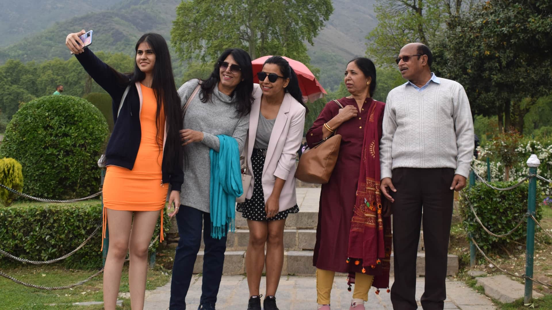 kashmir tourists photos More than 80 Lakh Tourists arrived in Kashmir this years all old records broken