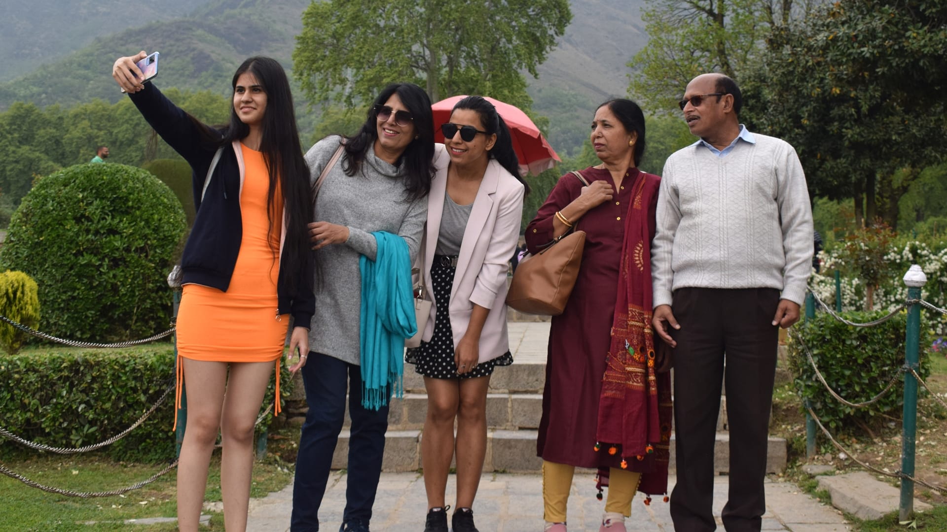 kashmir tourists photos More than 80 Lakh Tourists arrived in Kashmir this years all old records broken