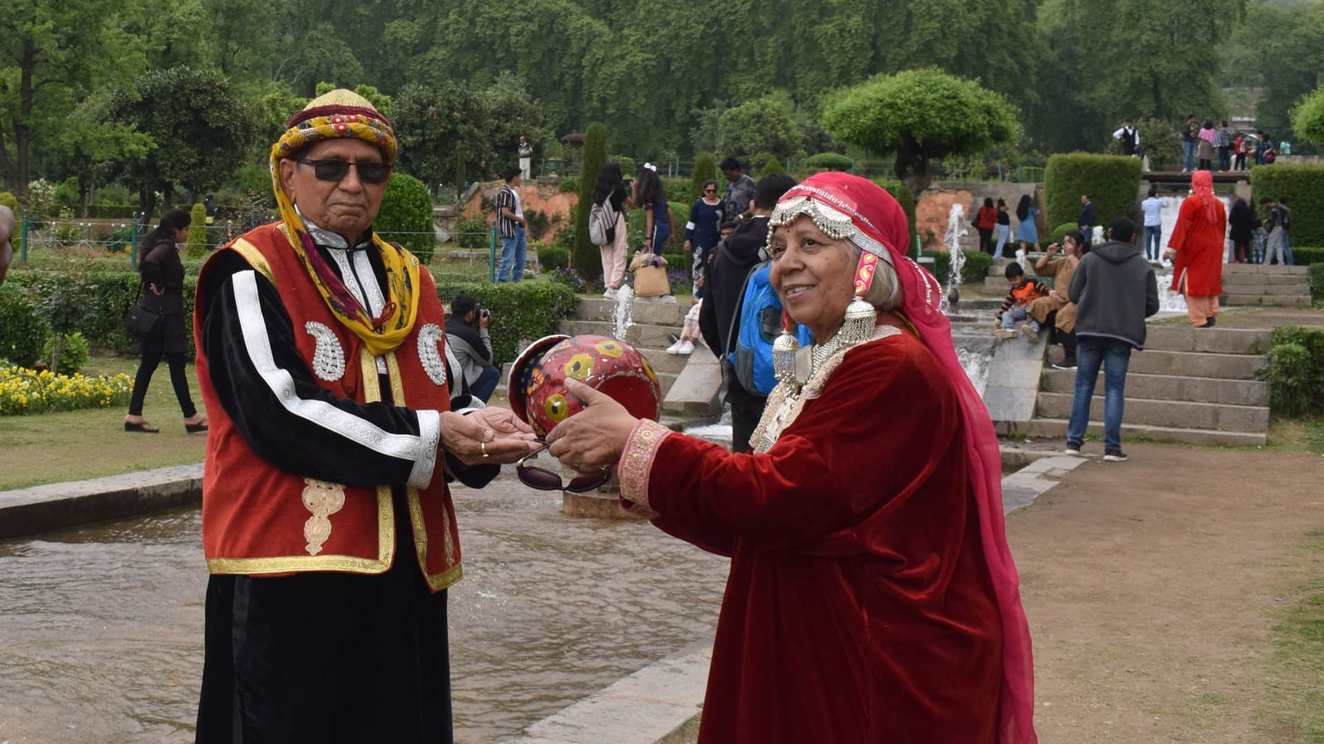 kashmir tourists photos More than 80 Lakh Tourists arrived in Kashmir this years all old records broken