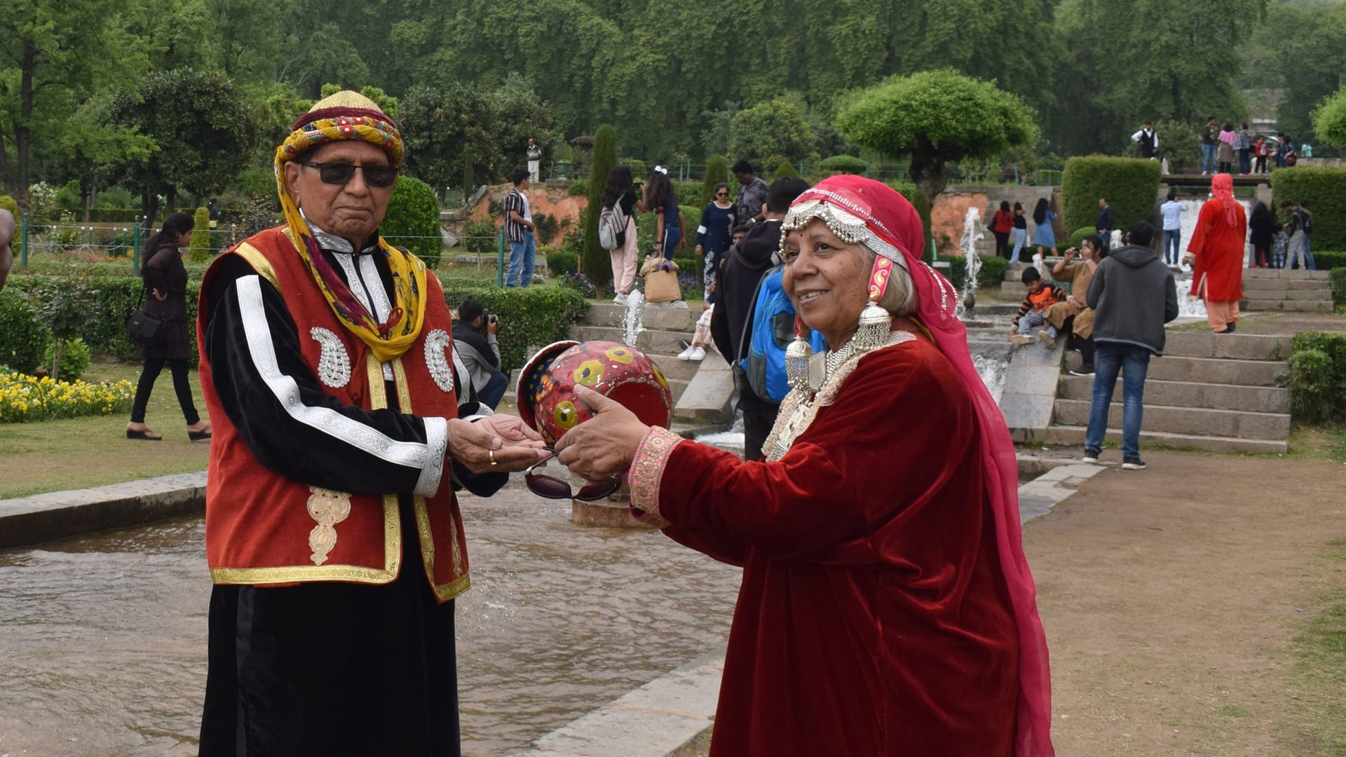kashmir tourists photos More than 80 Lakh Tourists arrived in Kashmir this years all old records broken