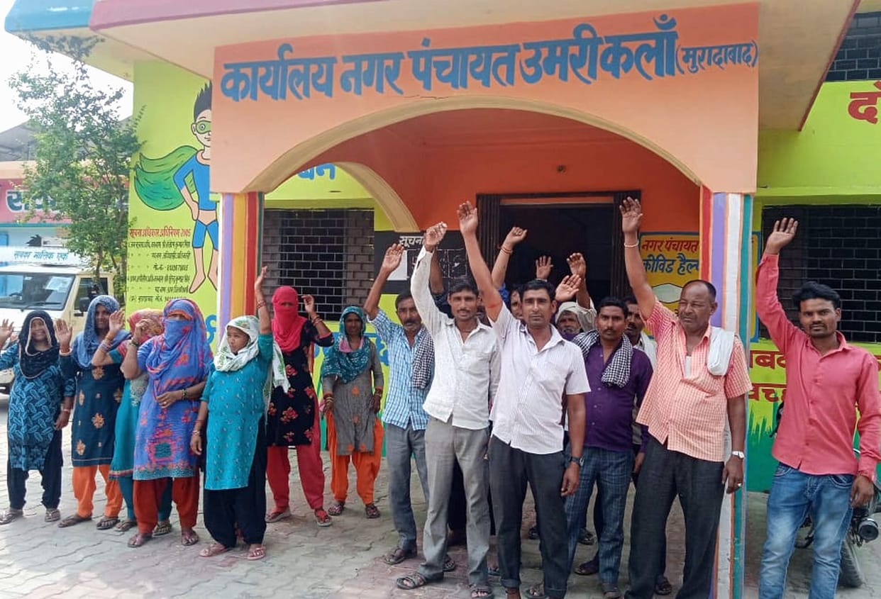 Demonstration of sanitation workers angry due to non-receipt of salary and uniform