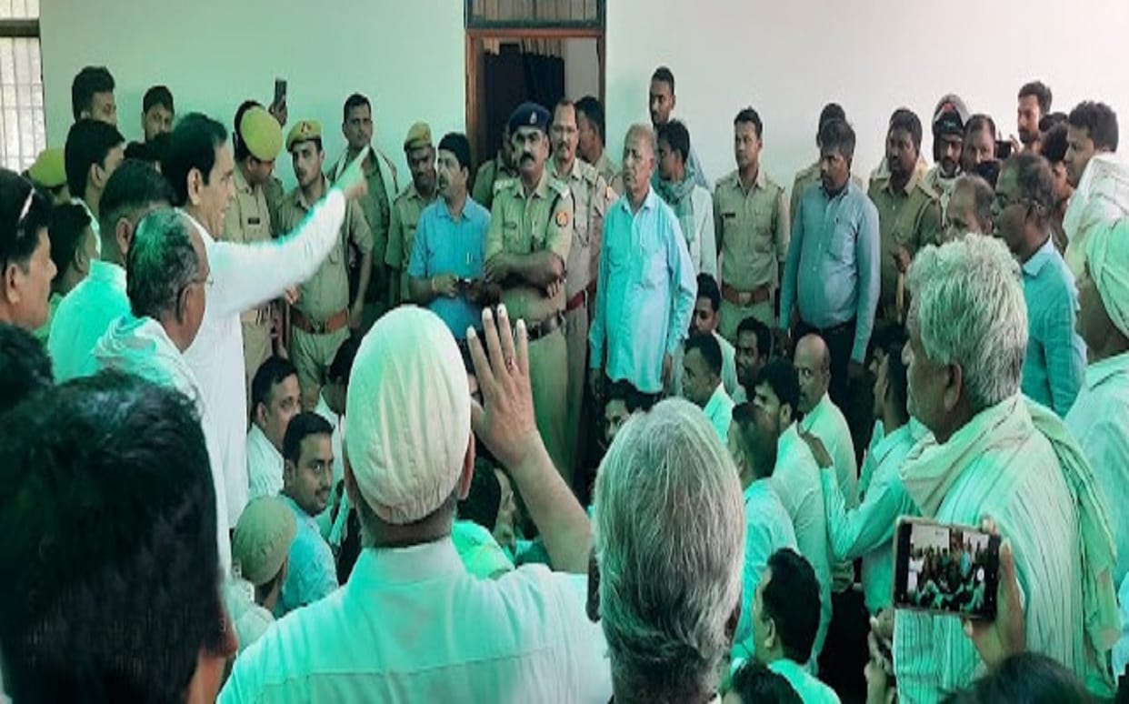 lekhpals beaten up Advocate who who went to defend sister in lalganj tehsil azamgarh heavy uproar