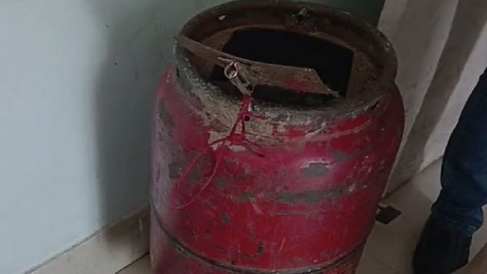 One held with liquor kept in LPG cylinder in Patna Bihar