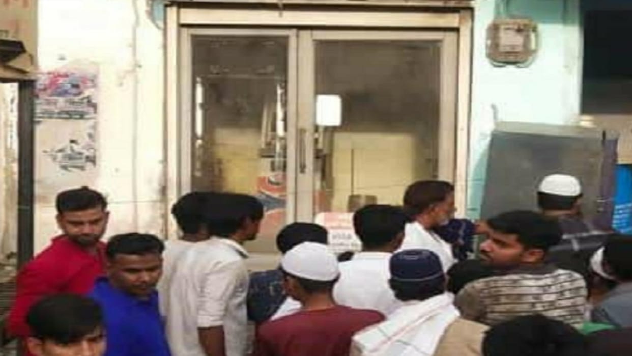 Meerut News: A youth Danish has died from current in ATM cabin