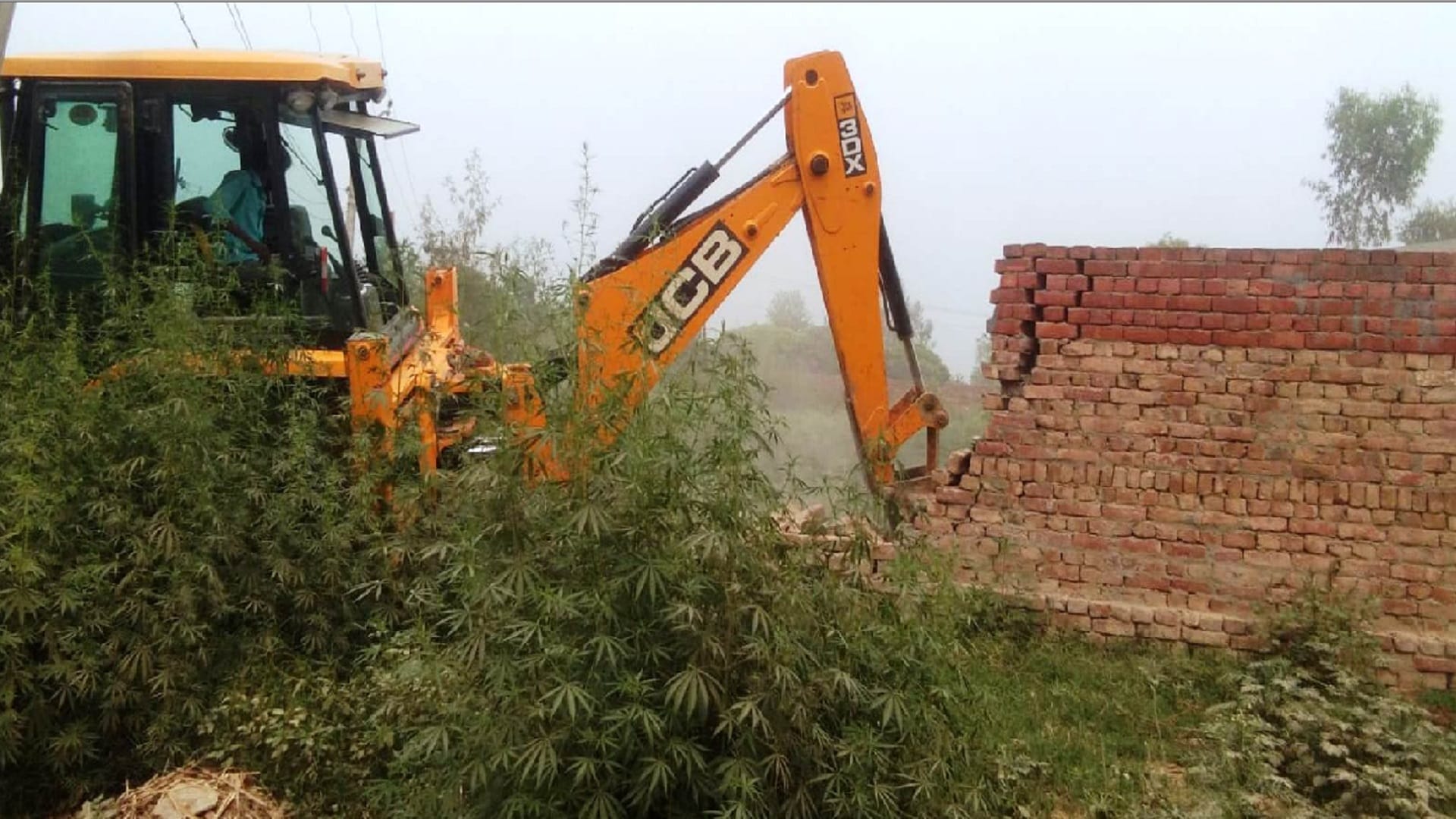 Muzaffarnagar News: Officers have attached illegal land of former village head by bulldozer see photos