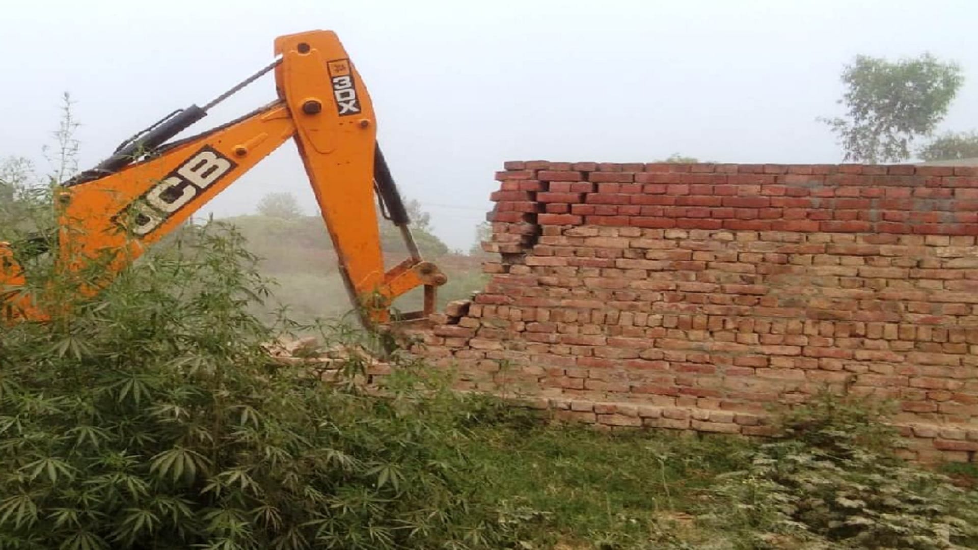 Muzaffarnagar News: Officers have attached illegal land of former village head by bulldozer see photos