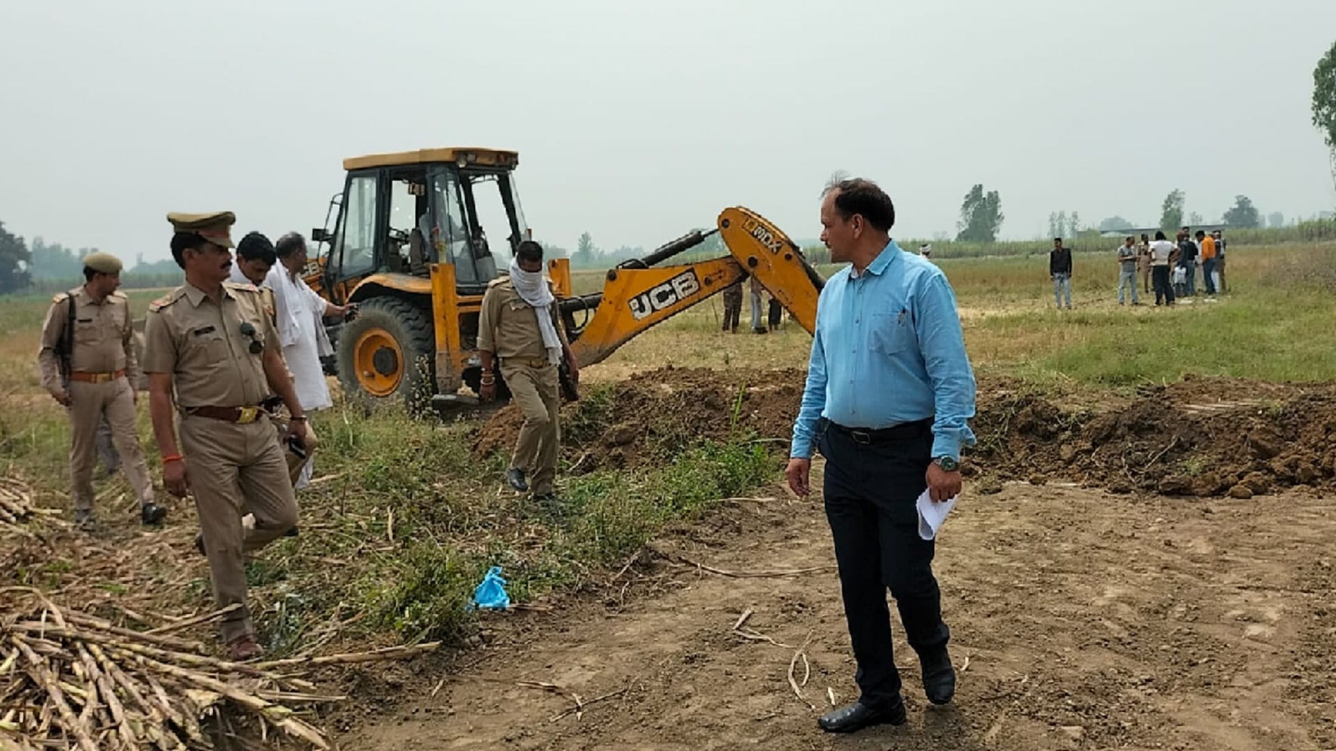 Muzaffarnagar News: Officers have attached illegal land of former village head by bulldozer see photos