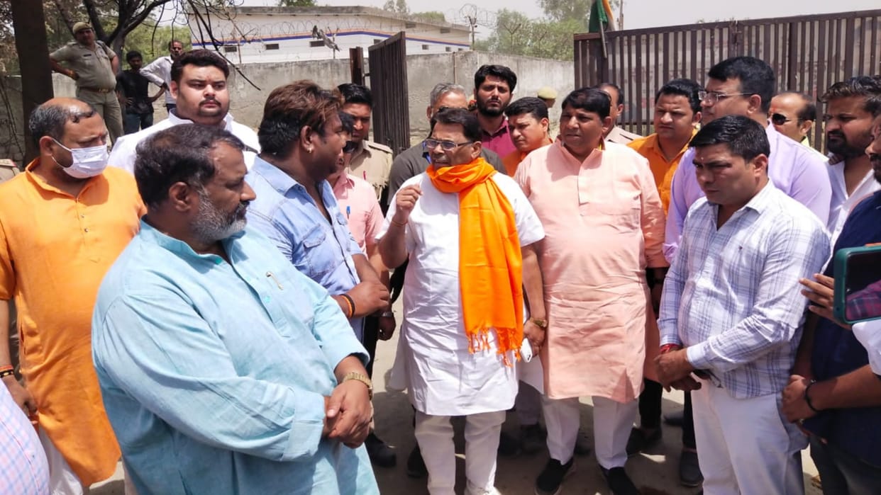 Ghaziabad kanawani village fire UP minister Narendra Kashyap visited cow shelter shows grief for dead cows
