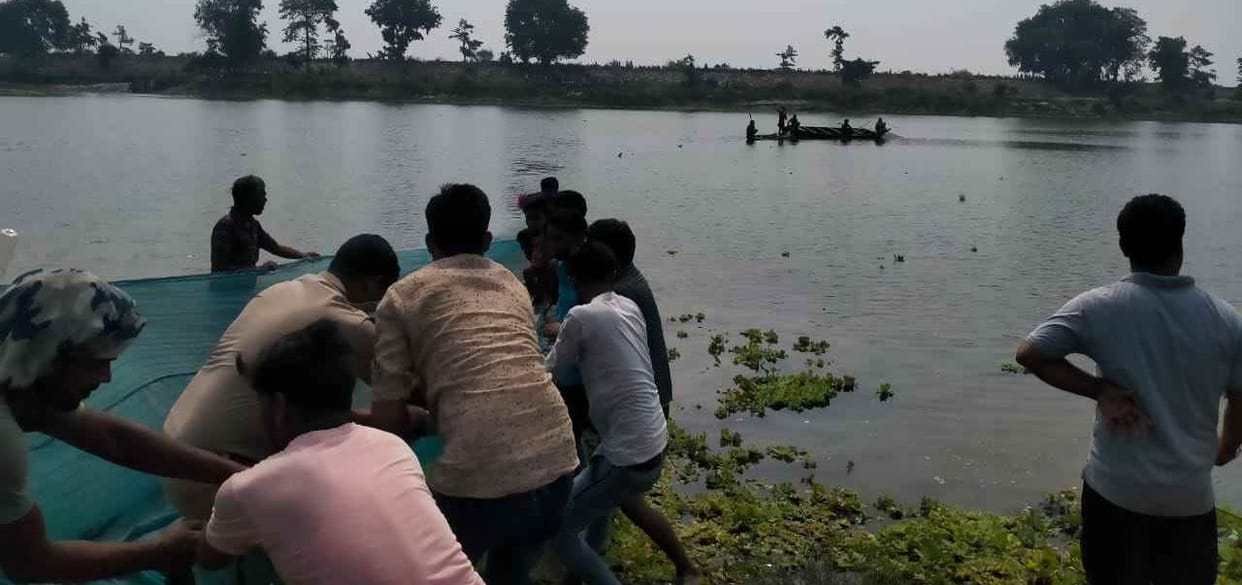 boad dip in gandak river, three died