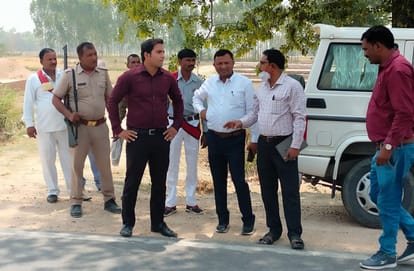 ओसा के पास ओवर लोड वाहन चेकिंग करते सदर एसडीएम व खान अधिकारी