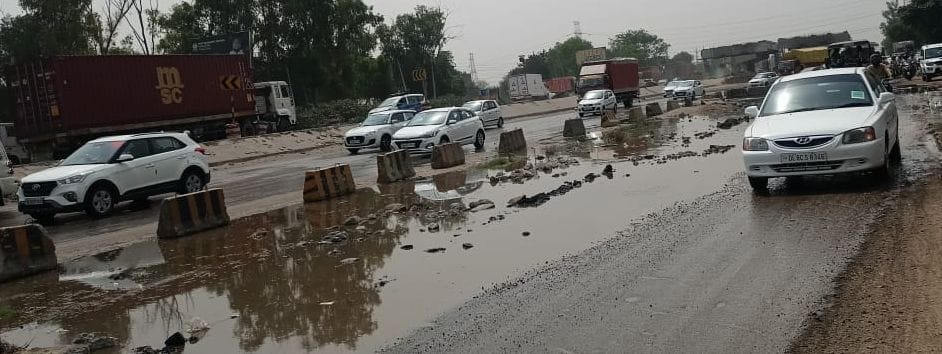 Pipeline leak in Nangalkhedi, water filled on the highway, three km long jam