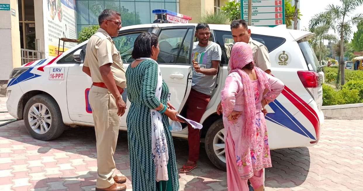 Asha worker's swung mangalsutra, people caught and handed it over to the police
