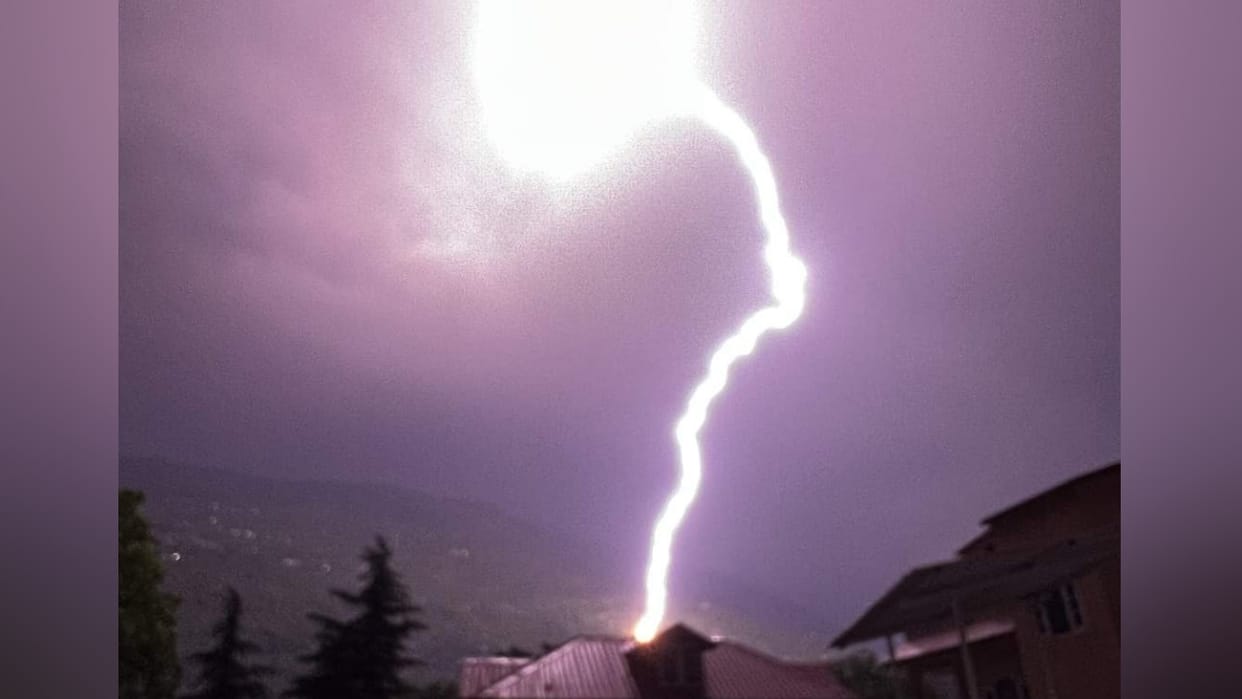 Relief from rain in UP, farmers also happy, but 15 people lost their lives due to lightning