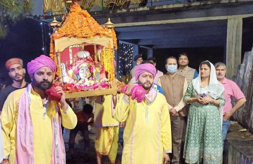 People bid farewell to Mother Sunayna with moist eyes
