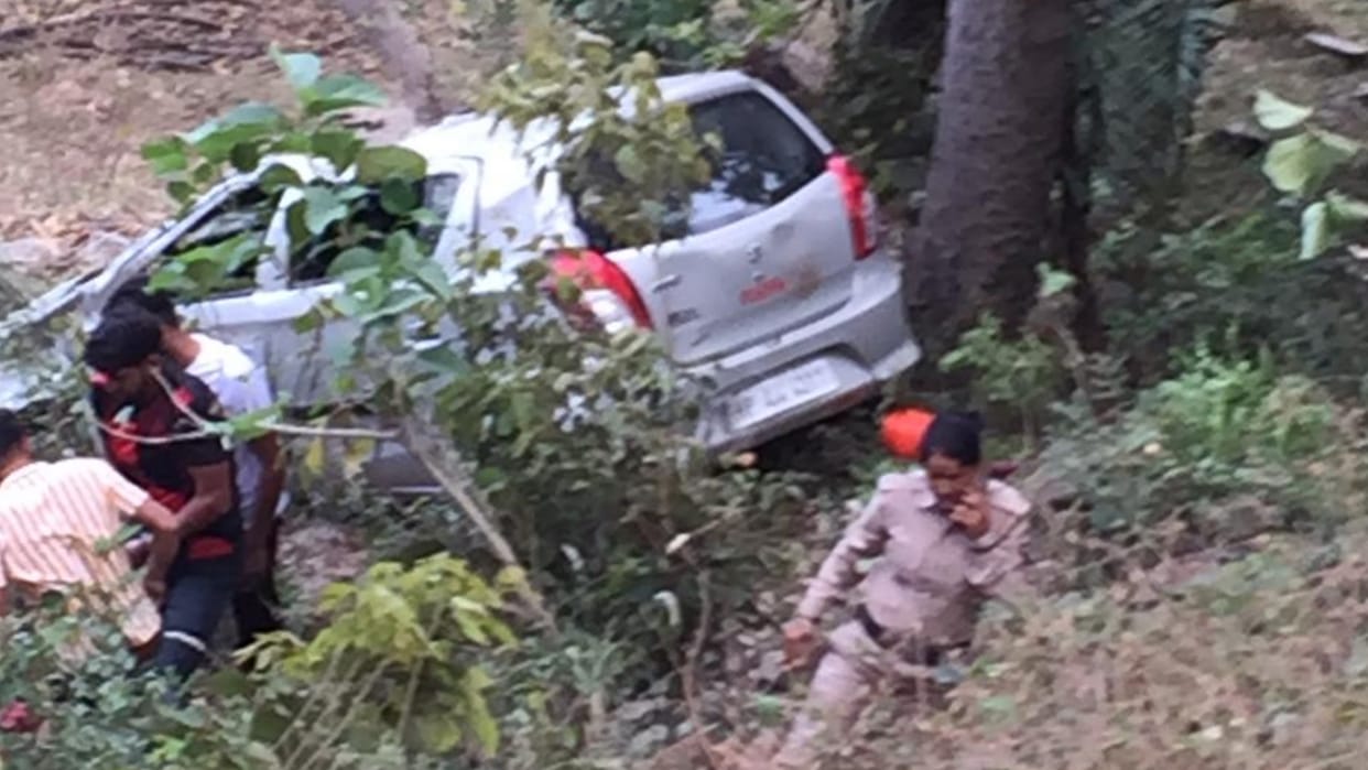 Himachal news Big road accident in Chamba uncontrollable car fell into ditch
