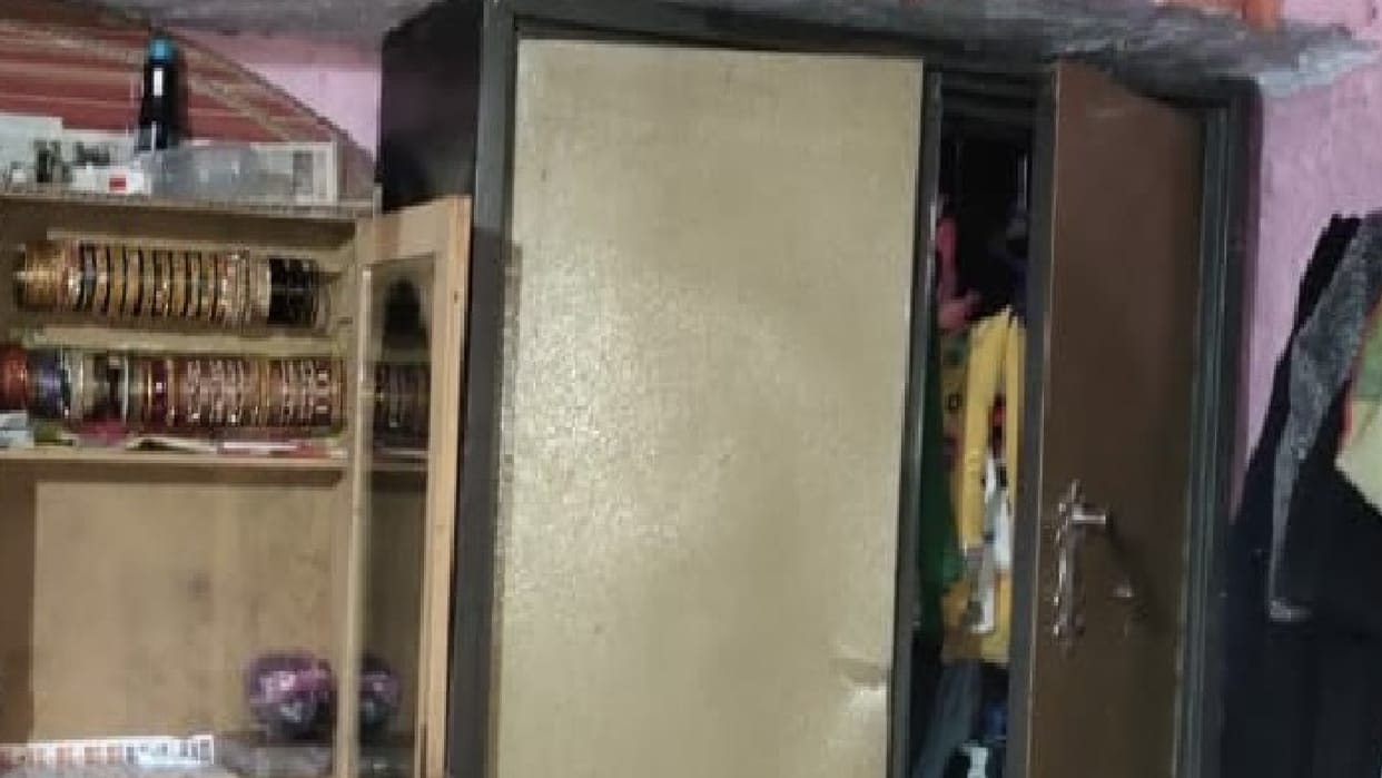 robbery in BSF jawan house Jawans wife and daughter fight with miscreants