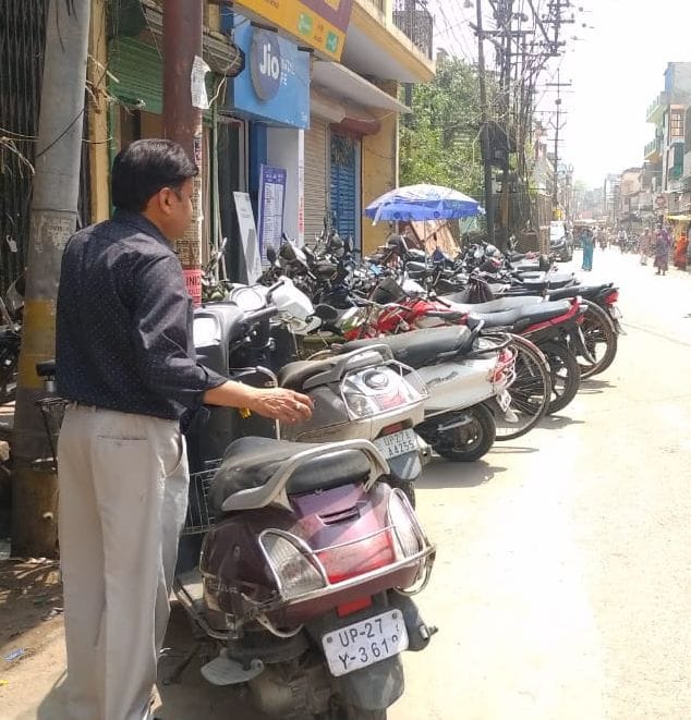 Vehicles standing on the road from Ghantaghar to Charkhamba