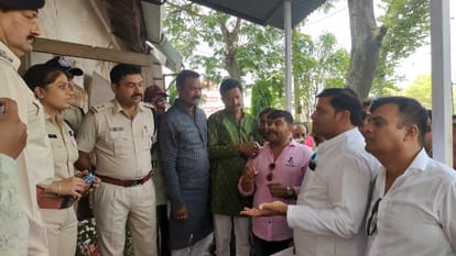 Madhya Pradesh: Cow dung thrown at the photo of a woman MP in Dewas, a statement was given about burning the stove with cow dung...
