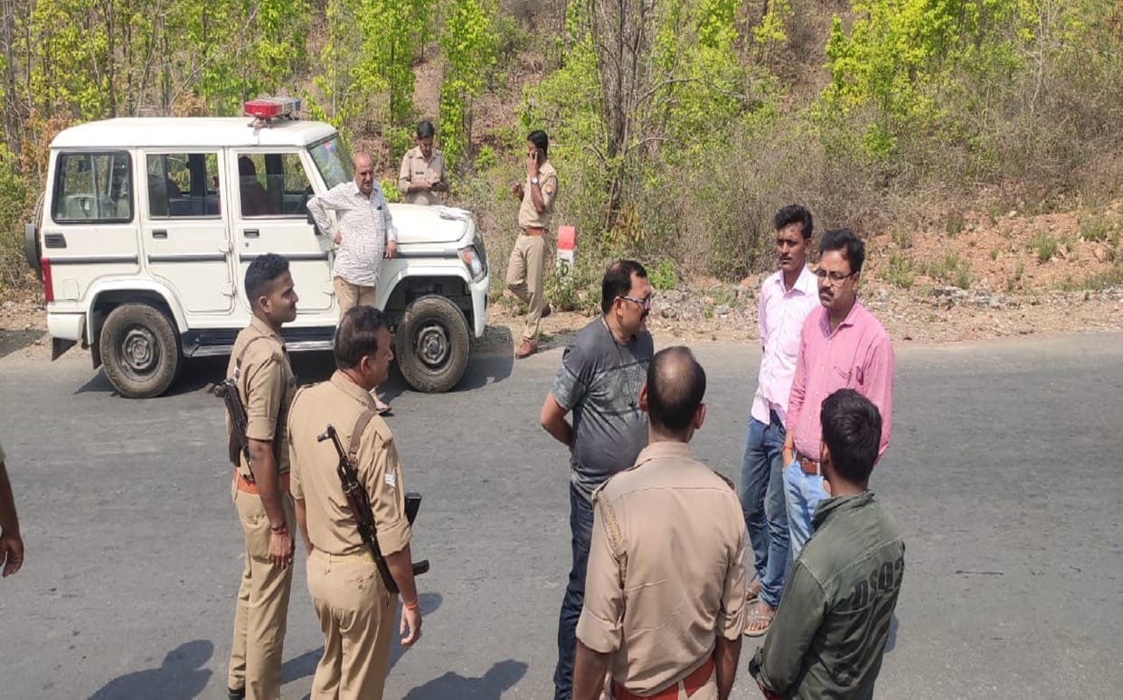 Robbery in sonebhadra in daylight RS Five lakh looted from accountant of Jharkhand cloth merchant police start investigation