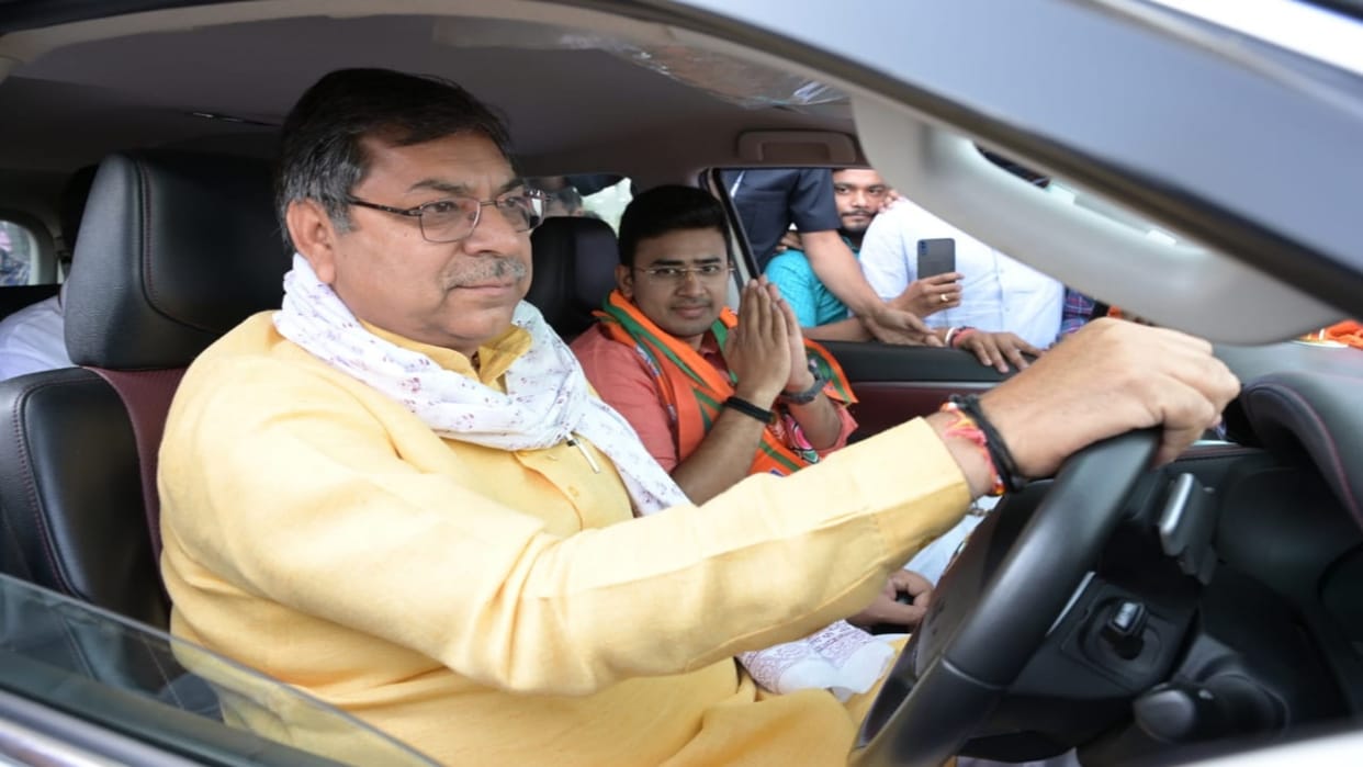BJYM National President Tejasvi Surya and Satish Poonia met Karauli violence victims at SMS Hospital in Jaipur