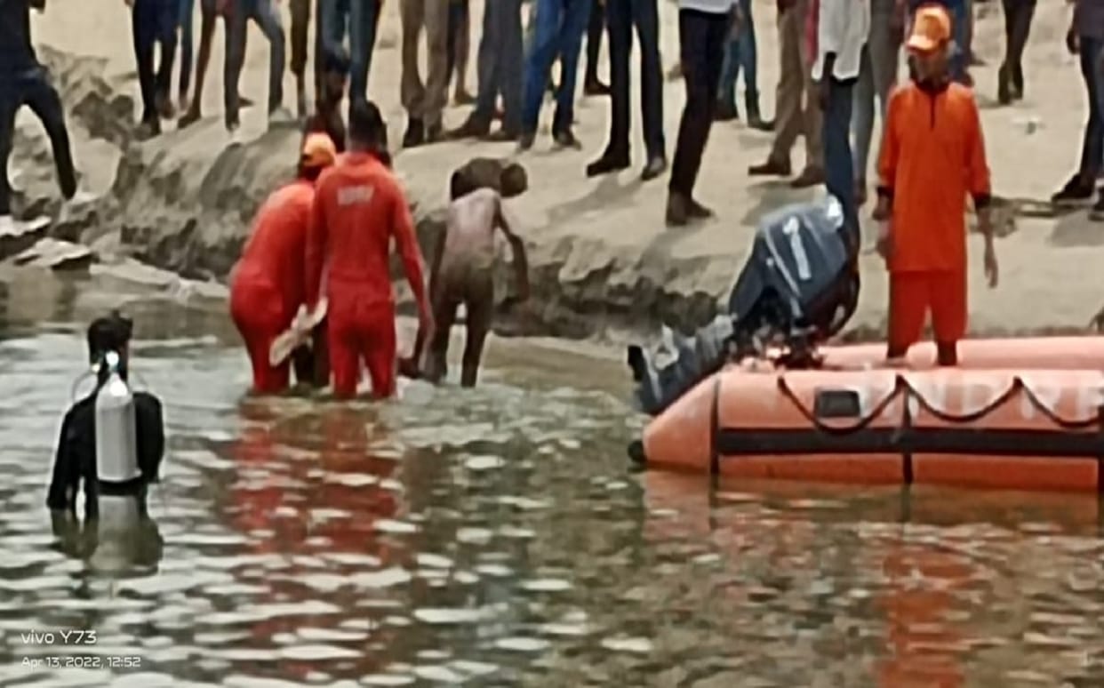accident in varanasi Two school students drowned in Ganga while taking bath at Tulsighat NDRF team searching