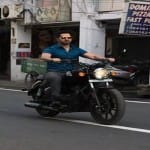 कानपुर में पी रोड पर बुलेट दौड़ाते अभिनेता वरुण धवन