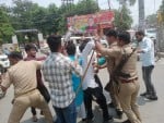 नगर के टीडी कालेज चौराहा पर पत्रकारों को रिहाई की मांग को लेकर जिला प्रशासन का पुतला दहन कर रहे छा?