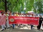 पत्रकारों को रिहाई की मांग को लेकर कलेक्ट्रेट परिसर में जुलूस निकालकर प्रदर्शन करते ग्रामीण पत्