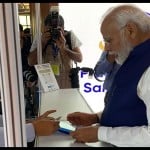 प्रधानमंत्री संग्रहालय का टिकट लेते मोदी (फाइल)
