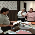 Prayagraj News :  बलिया में पत्रकारों के उत्पीड़न के विरोध में डीएम को ज्ञापन देते पत्रकार।