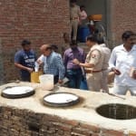 तैयार होते मिलावटी पनीर को टीम ने पकड़ा