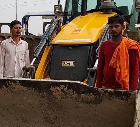 Kanpur dehat : JCB and two tractors caught in illegal mining of soil, three drivers in custody