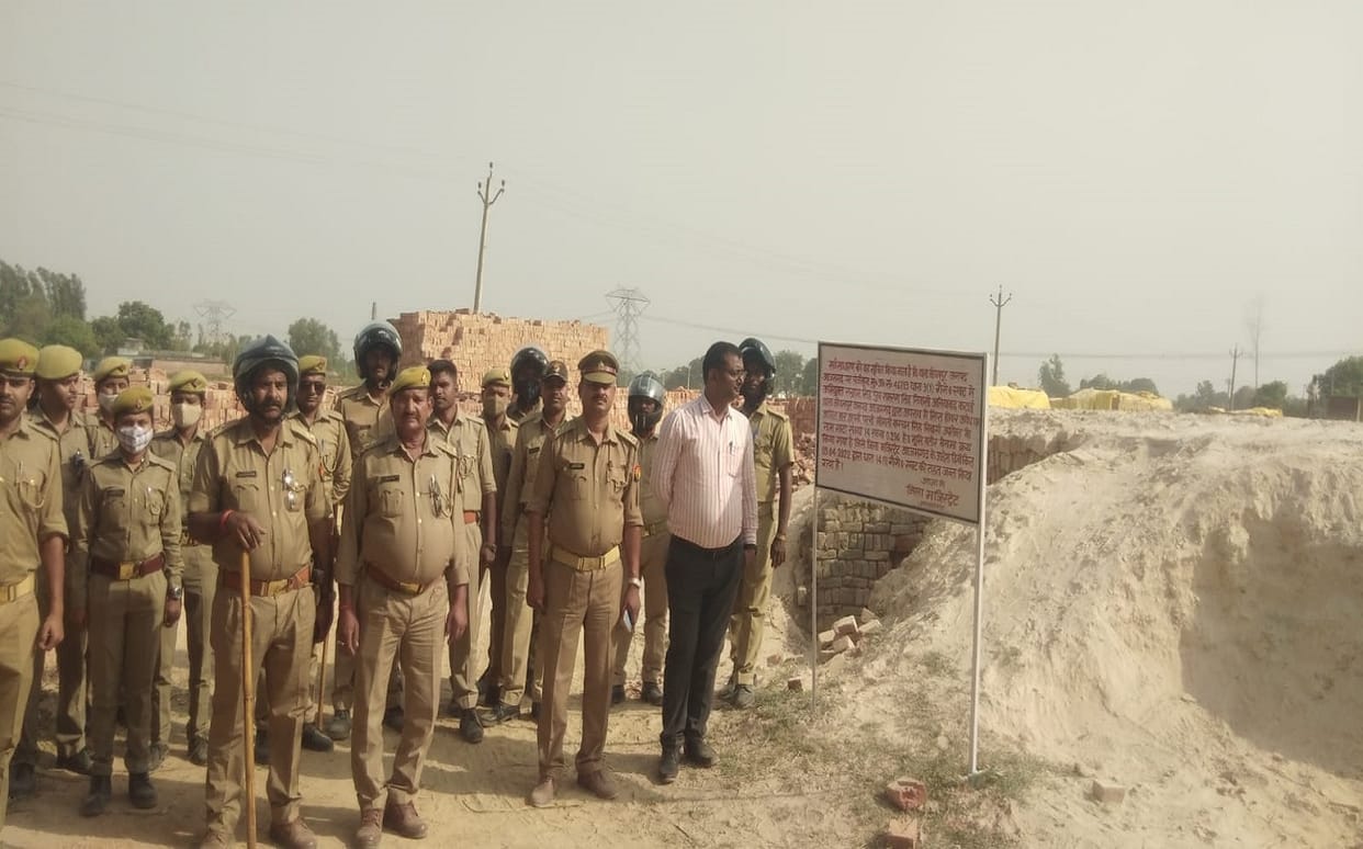 Former MLA sarvesh singh Seepu murder case azamgarh police attached Land worth lakhs of Mafia Kunt singh helper sangram singh
