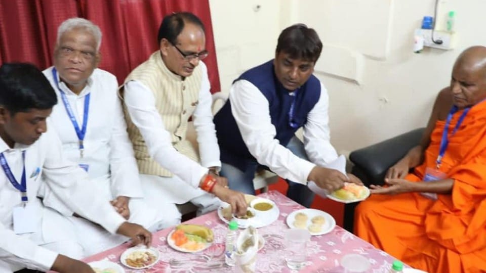 Indore: Sitting with Baba Saheb's followers in Mhow, CM ate food, said - today I got the good fortune to have bread on this holy land