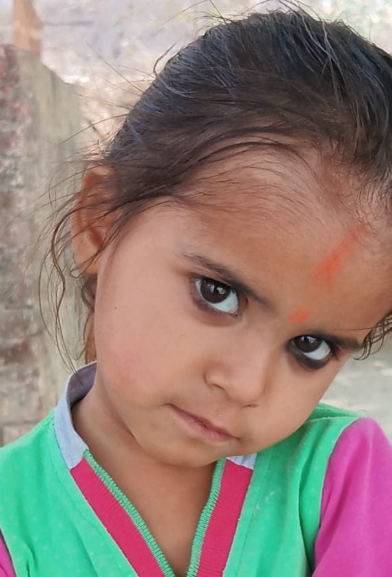 The girl who fell from the bike was crushed to death by the car