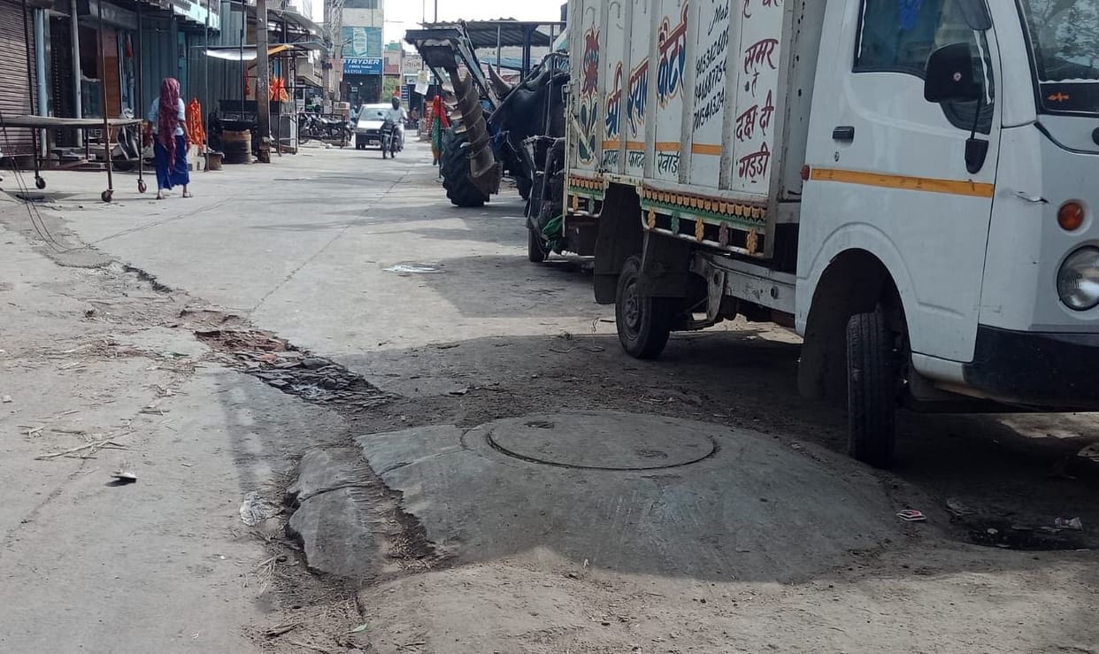 Inviting accidents by giving random sewer covers on the road
