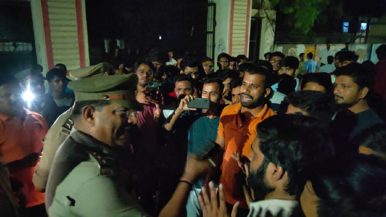 Gorakhpur University Police entered hostel deducted five thousand challan